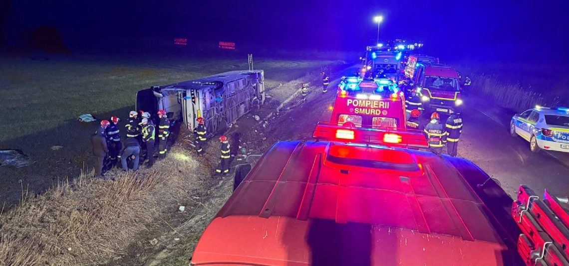 Accident rutier grav în Galați, un mort și 14 răniți