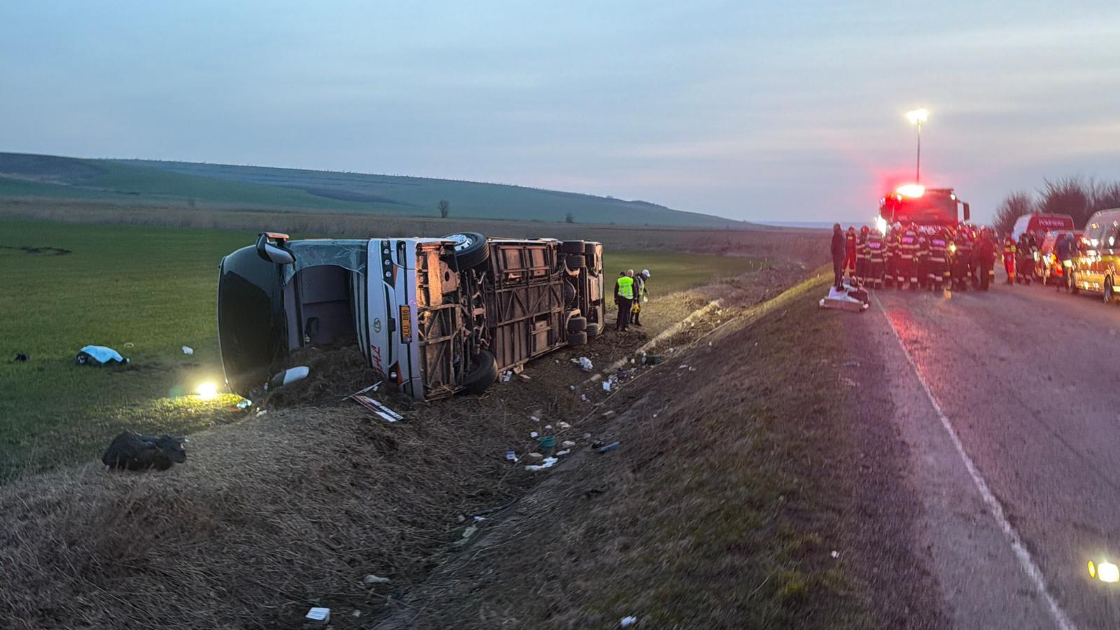 Accident grav între Priponești și Tutova, un mort și zeci de răniți