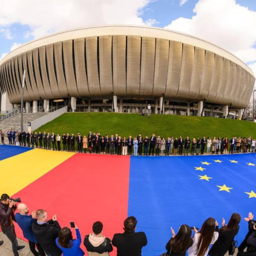 Startul Caravanei Europa, dat de TNL la Cluj-Napoca, va străbate țara pentru a promova valorile europene și unitatea în comunitățile locale, cu oprire în Dâmbovița și final în București.