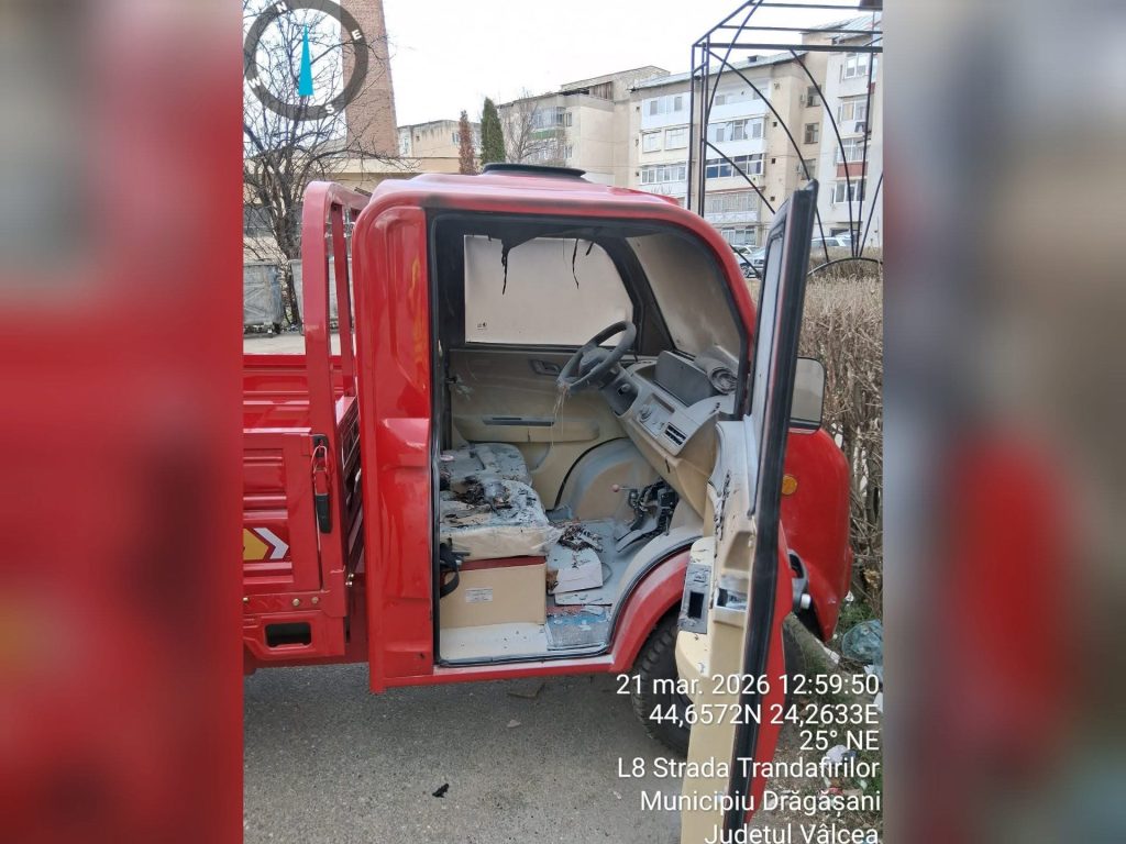 Incendiu la o mașină electrică în Drăgășani, pompierii intervin rapid