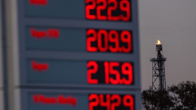 Prețul global al petrolului rămâne în zona triplelor cifre, Goldman Sachs preconizează că va persista ani de zile
