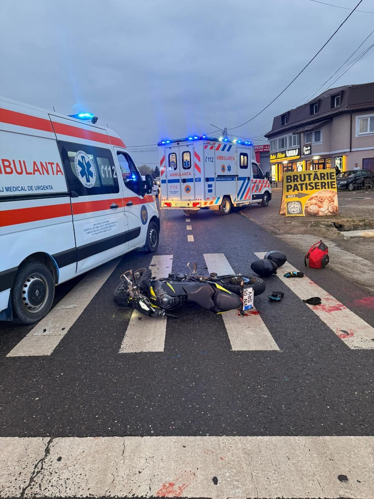 Accident pe DN2-E85: Motociclist și pasager, răniți ușor