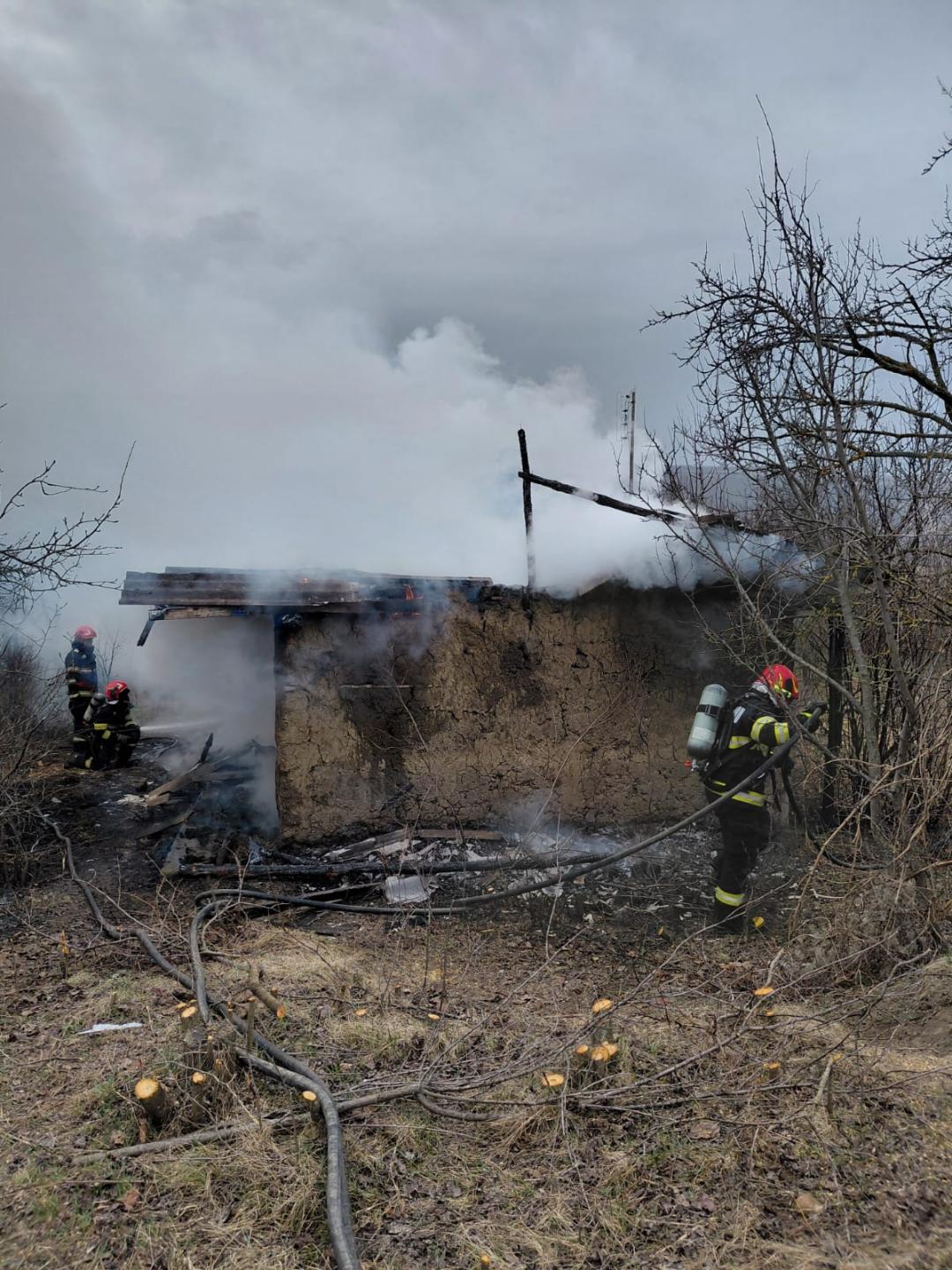 Intervenție a pompierilor în satul Mânzați pentru stingerea unui incendiu