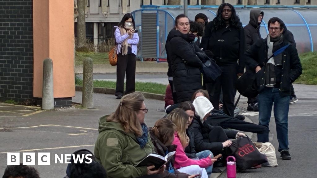 Cazurile de meningită cresc în Kent pe fondul coadelor pentru vaccinare