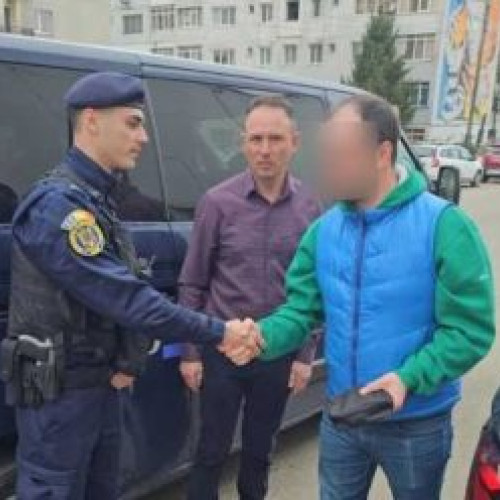 Jandarm din Bacău returnează 4.500 de euro găsiți într-o borsetă