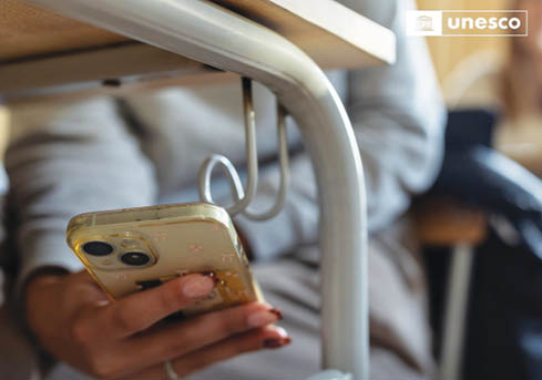 Aproape 60% din țări interzic telefoanele mobile în școli