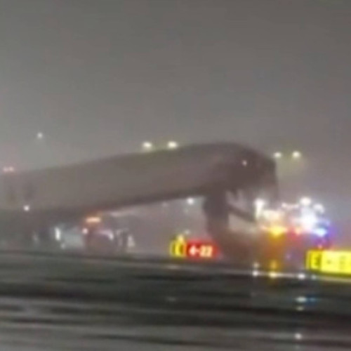 Accident grav la aeroportul LaGuardia: patru răniți după coliziunea unui avion cu o mașină de pompieri