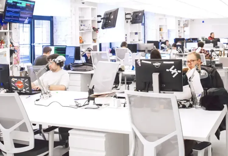 România adoptă modelul hibrid de lucru, cu prezență de 3-4 zile pe săptămână