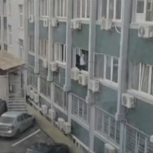 O polițistă din Vâlcea, filmată spălând geamurile la serviciu