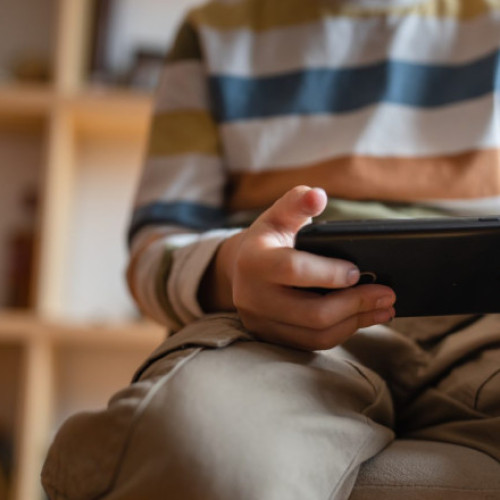 Românii susțin vârsta minimă pentru accesul minorilor la rețele sociale