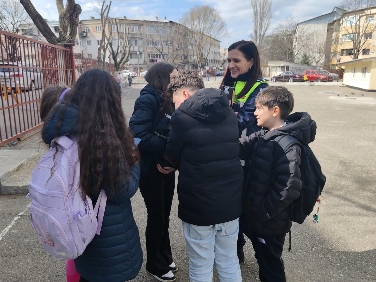 Acțiune de amploare a poliției în Bârlad pentru prevenirea absenteismului școlar