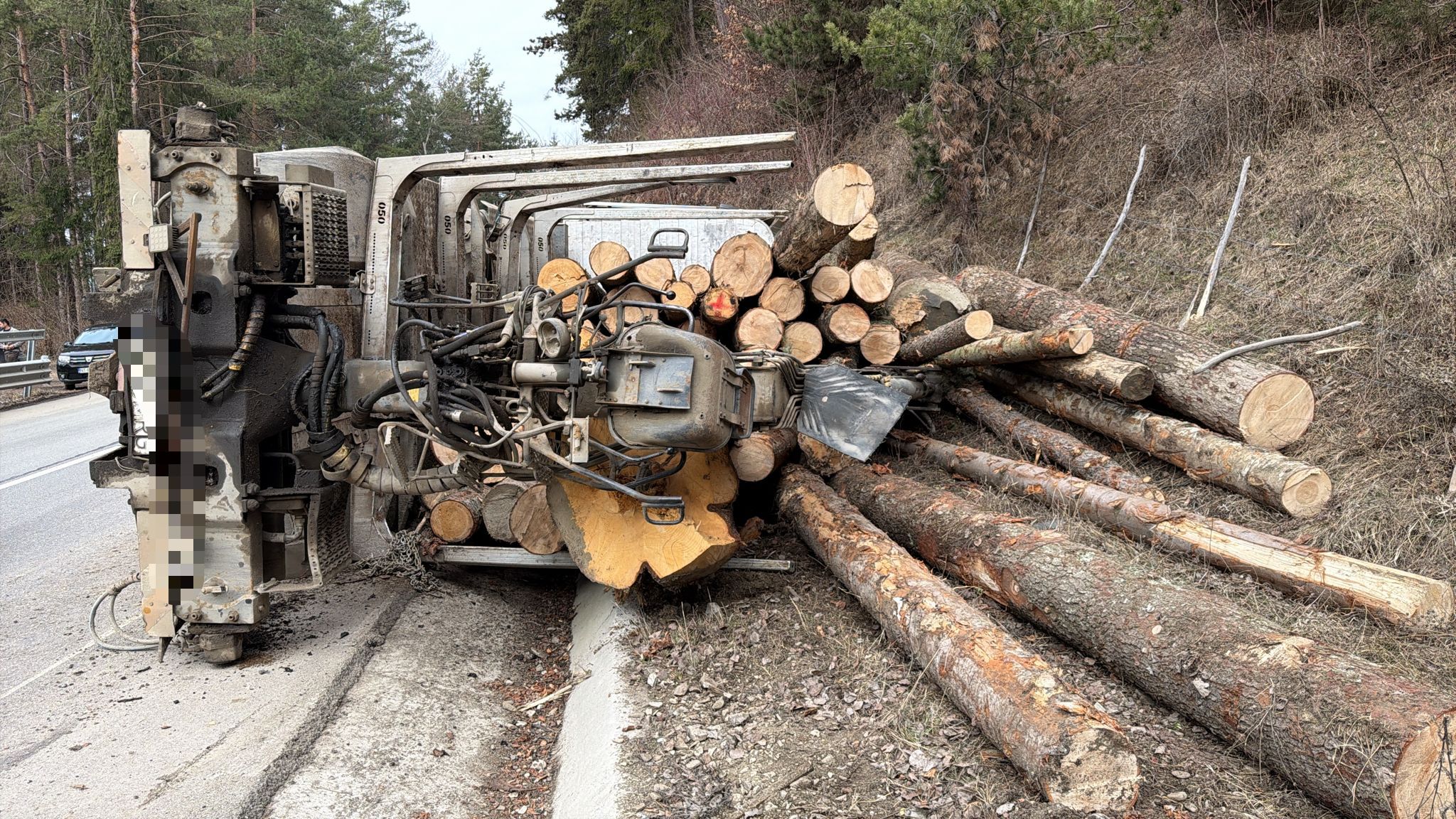 Accident pe DN 15: Autoutilitară răsturnată și doi răniți în curba periculoasă