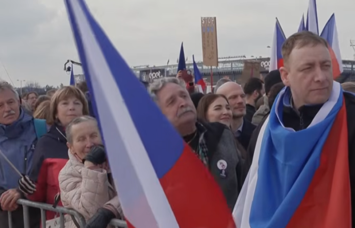 Zeci de mii de cehi protestează împotriva guvernului condus de Babis