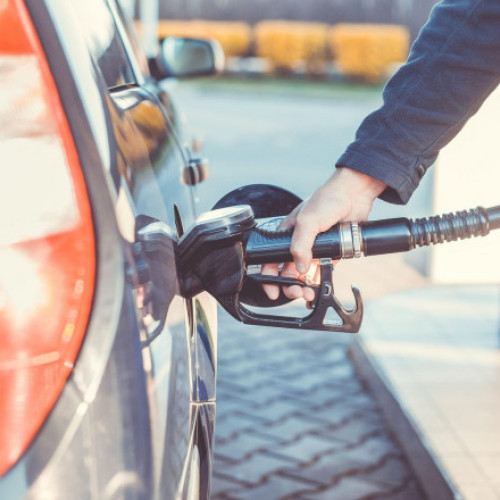 Plafonarea adaosurilor la carburanți ar putea genera riscuri, avertizează un expert