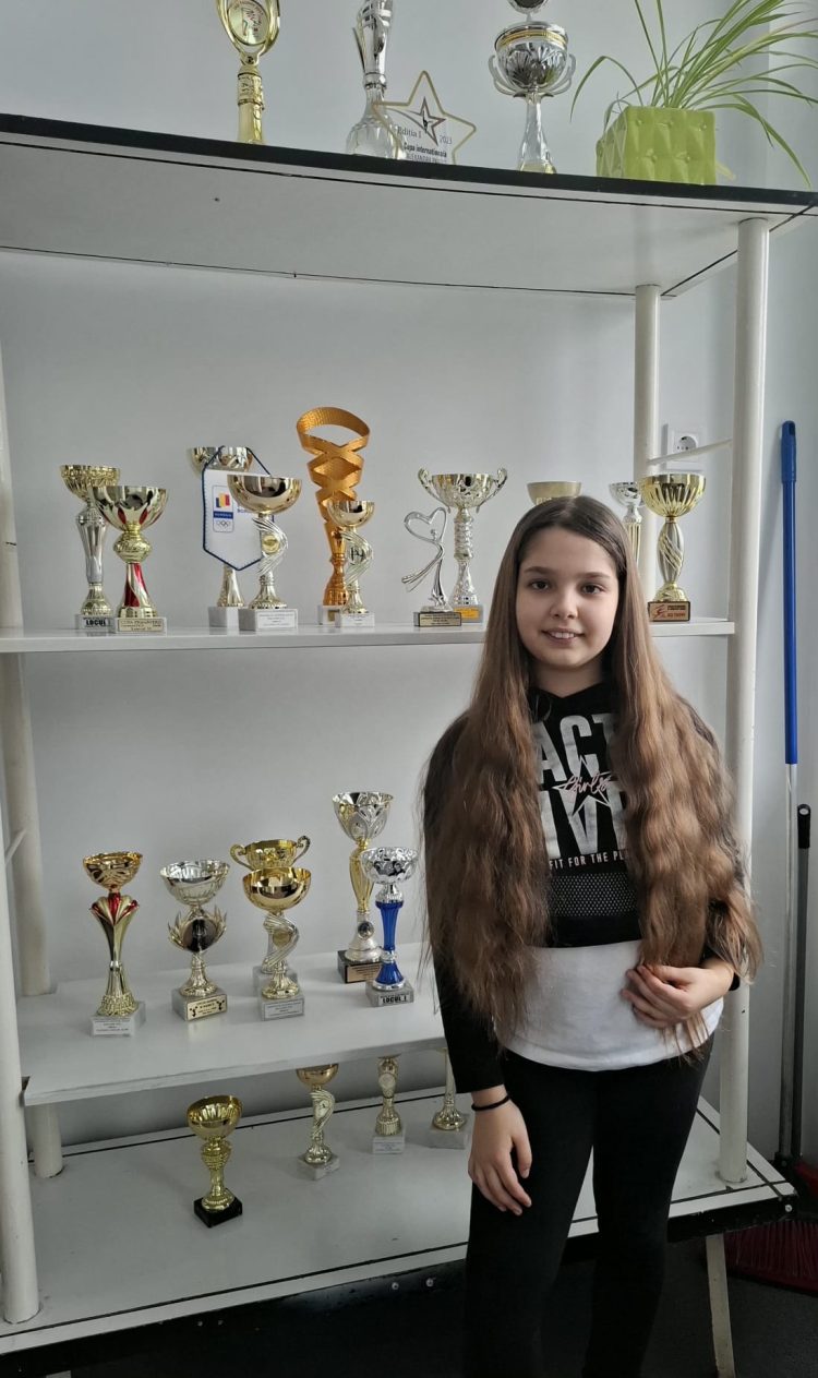 Karina Rus, artista de 10 ani din Baia Mare, cucerește cu talentul său