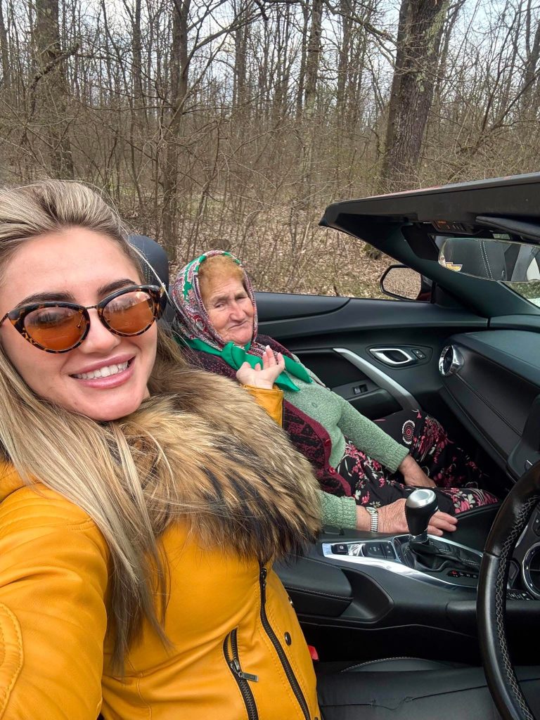 Tânăra afaceristă din Tismana sărbătorește 80 de ani ai bunicii cu un gest emoționant