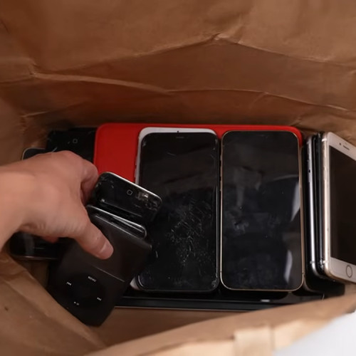 Un bărbat care a cumpărat produse Apple de 75$ de la un străin într-un parcaj își dă seama că ar putea avea o mică avere