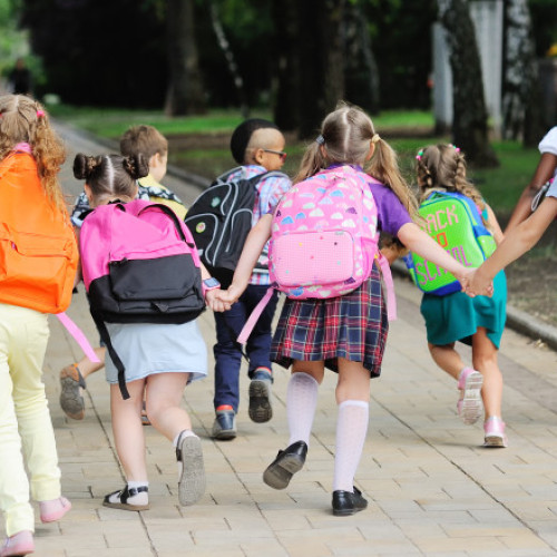 Vacanța de vară 2026 începe pe 20 iunie pentru majoritatea elevilor