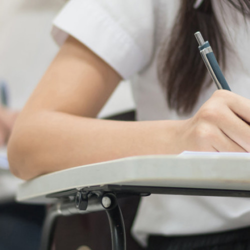 Elevii clasei a XII-a și a XIII-a susțin simularea Bacalaureatului