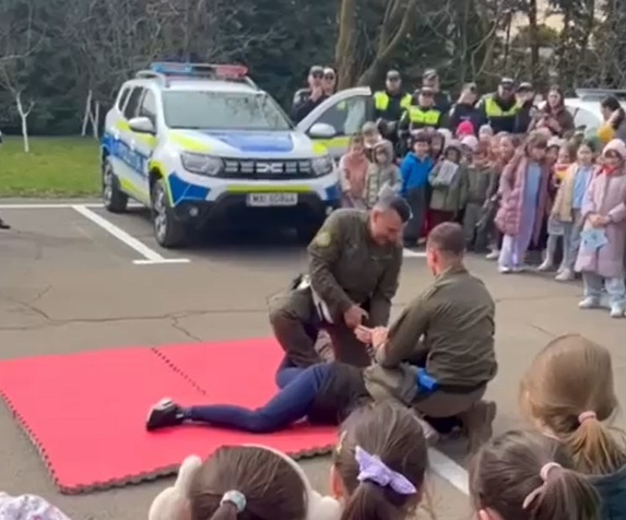 Copiii din Sighetu Marmaţiei descoperă activitățile poliției la Ziua Porților Deschise