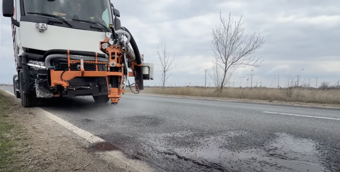 Nou utilaj de reparare a gropilor pe drumurile din Buzău