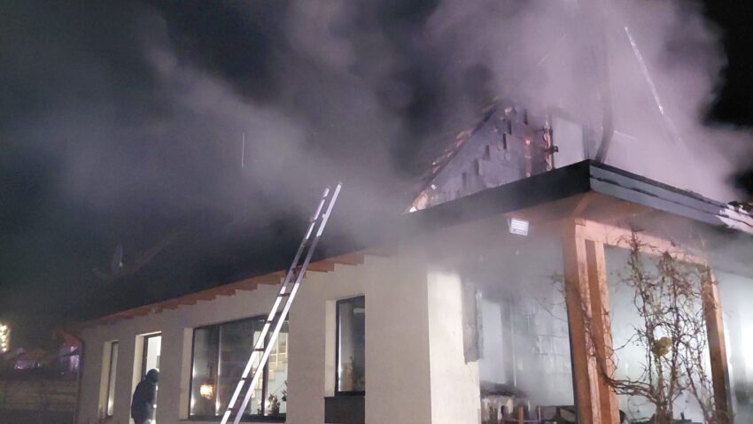 Incendiul de pe terasa unei case din Harghita lasă un bărbat rănit