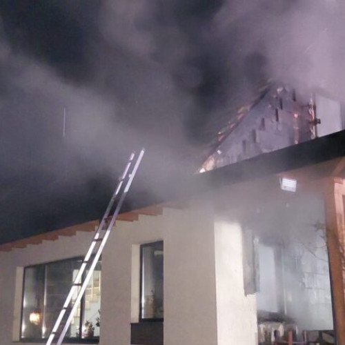 Incendiul de pe terasa unei case din Harghita lasă un bărbat rănit