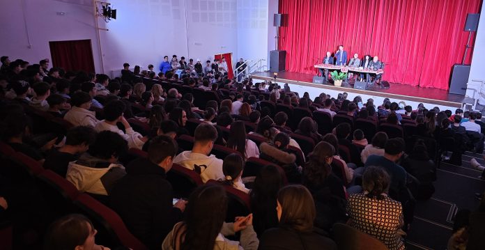 Adolescenții din Buftea discută despre riscurile delincvenței și adicțiilor