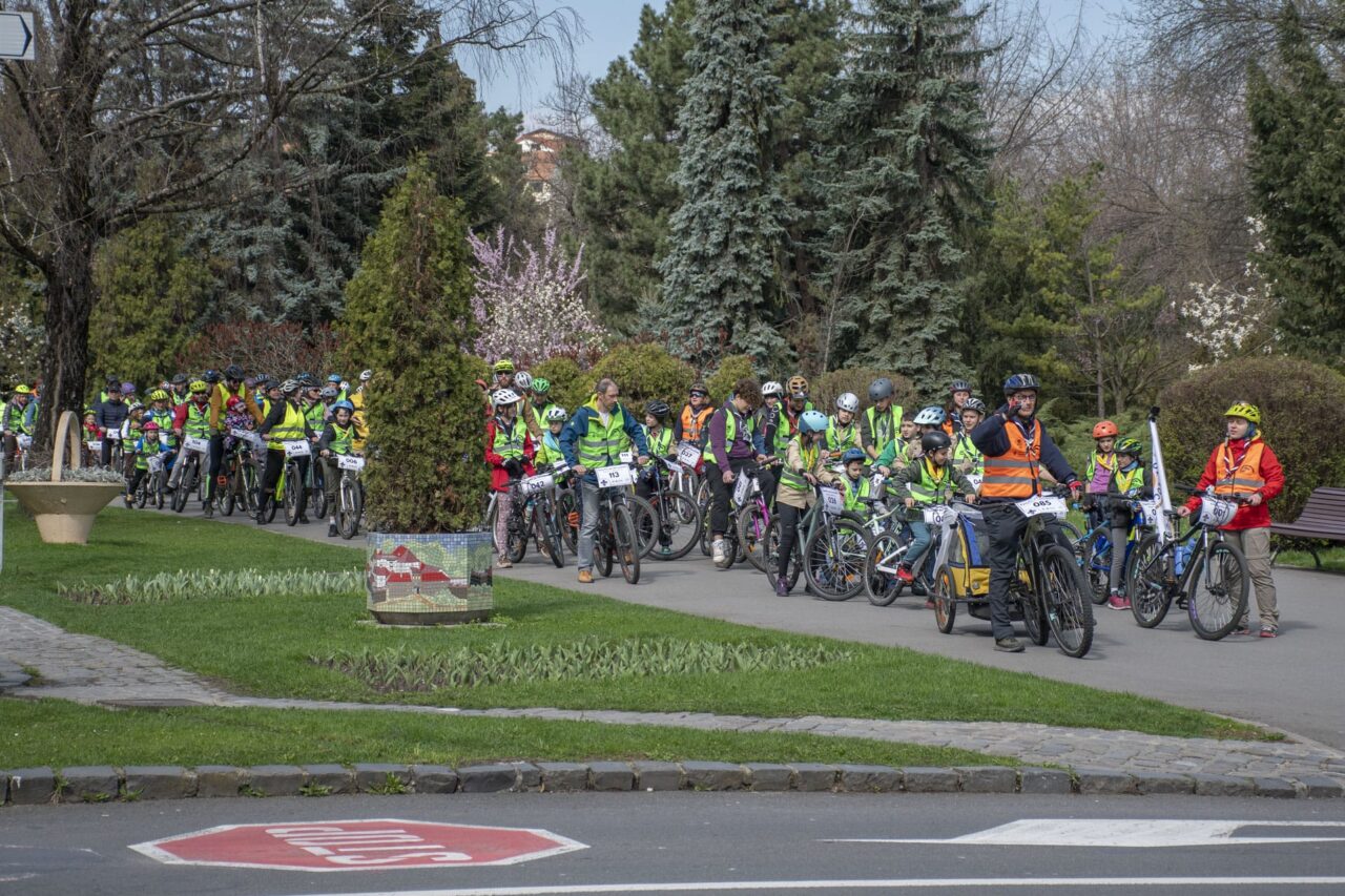 Cercetașii din Brașov organizează prima ediție a evenimentului "Eșarfa pe bicicletă"