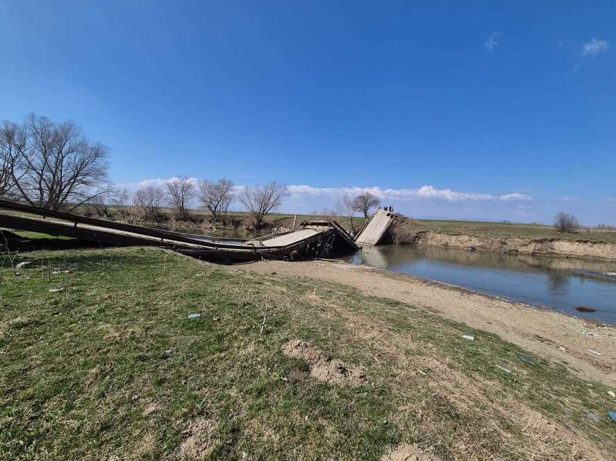 Pod surpat între Covasna și Brașov, circulația blocată