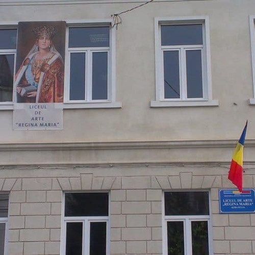 Elevii de la Liceul de Arte Alba Iulia dezvăluie picturile lor la expoziția caritabilă "Art Beyond Time