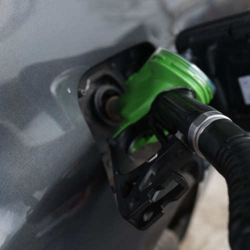 Tensiuni între miniștri pe tema reducerii accizei și TVA-ului la carburanți