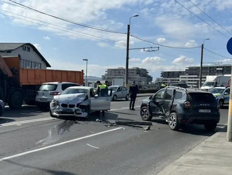 Accident rutier la Cluj-Napoca din cauza neatenției la volan