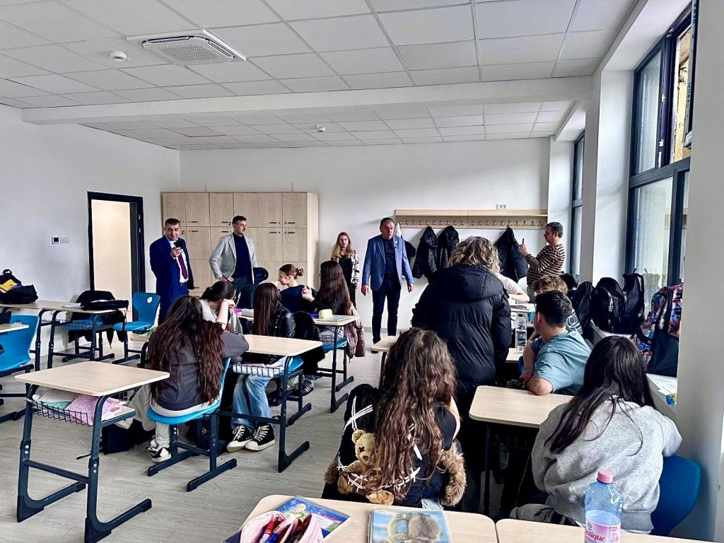 Primarul Cristian Gentea constată degradarea Școlii Gimnaziale “Ion Pillat”