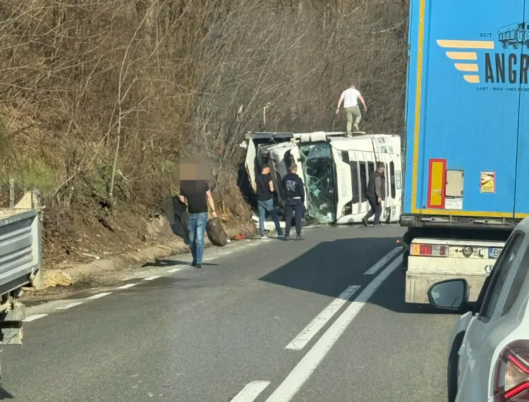 Accident rutier la Bucea, un TIR s-a răsturnat pe DN1