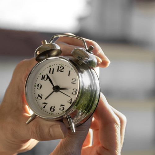 România își schimbă ora: trecerea la ora de vară în acest weekend