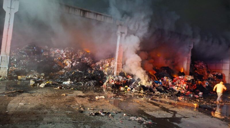 Incendiu major în Hunedoara: Pompierii au intervenit timp de ore întregi