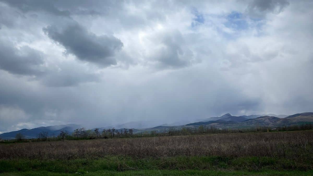 Vânt puternic și ploi așteptate în următoarele zile, anunță ANM