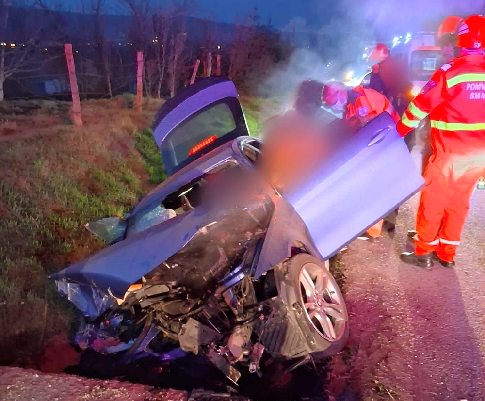 Accident rutier pe centura Gherlei: un tânăr salvat de pompieri
