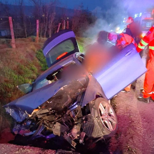 Accident rutier pe centura Gherlei: un tânăr salvat de pompieri