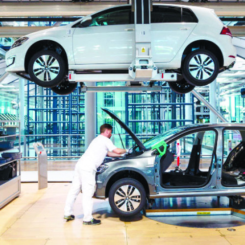 Volkswagen recheamă aproape 100.000 de vehicule electrice din cauza unor probleme tehnice