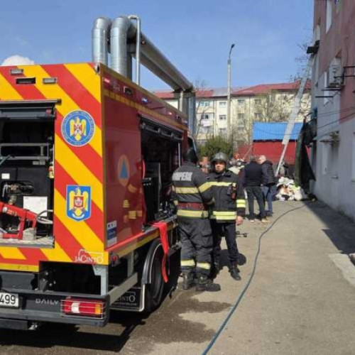 Explozie urmată de incendiu într-un bloc din Bacău, peste 20 de persoane evacuate