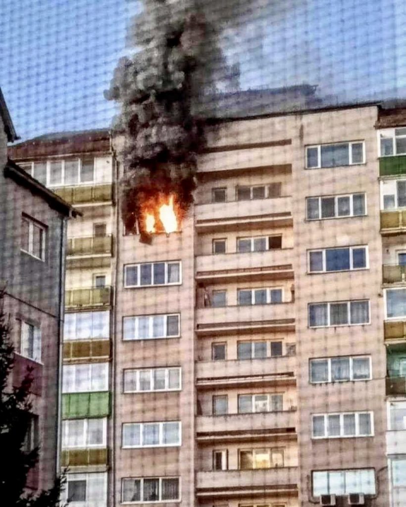Incendiu în apartament la Mioveni, o persoană transportată la spital