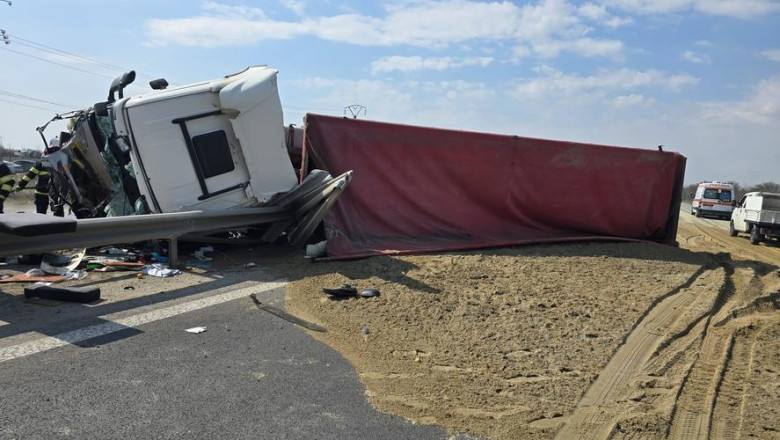 Accident pe autostrada A1: camion răsturnat blochează traficul