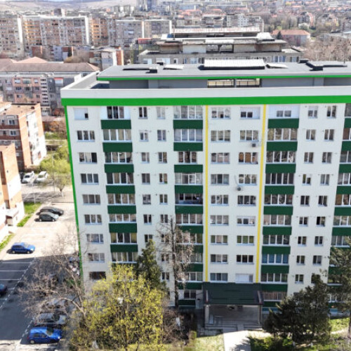 Hunedoara se îmbracă în culori noi prin reabilitarea blocurilor