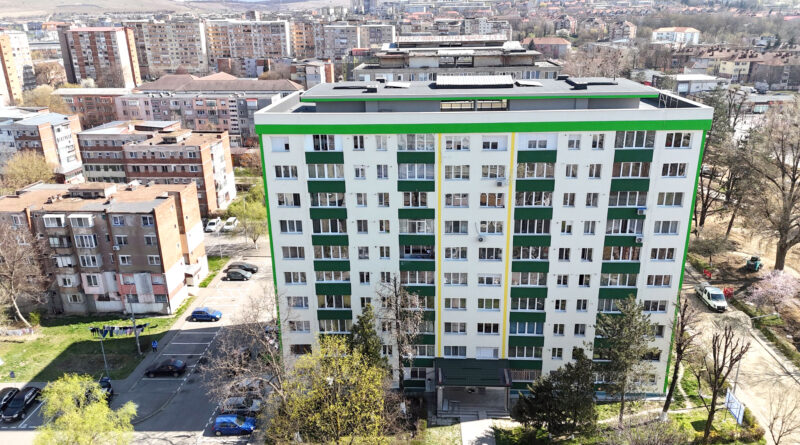 Hunedoara se îmbracă în culori noi prin reabilitarea blocurilor