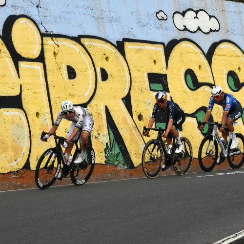 'Dacă ar fi știut în ce stare este bicicleta, nu ar fi coborât așa' – Tadej Pogačar a câștigat Milano-San Remo pe un cadru crăpat