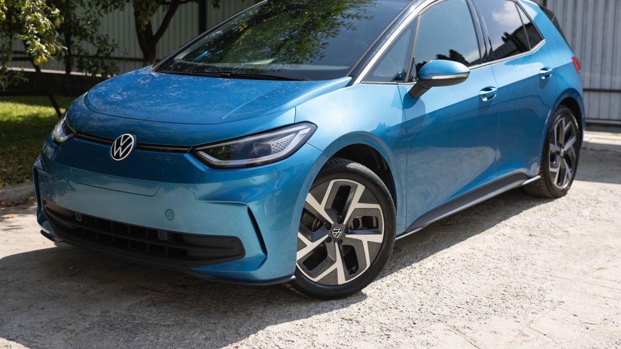 Volkswagen recheamă aproape 100.000 de vehicule electrice din cauza unor defecțiuni la baterii