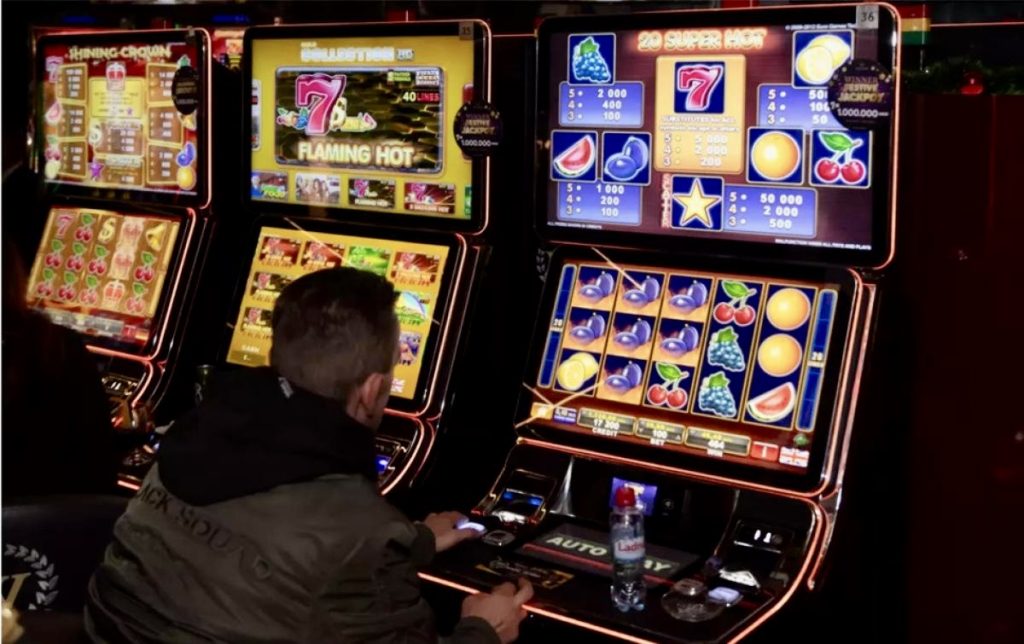 Primăria Curtea de Argeș discută interzicerea jocurilor de noroc în localuri