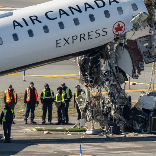Un controlor de trafic aerian jonglea cu mai multe roluri în timpul accidentului de avion de la LaGuardia